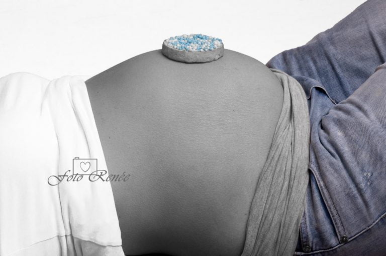 Buik zwangere vrouw zwart-wit met muisjes