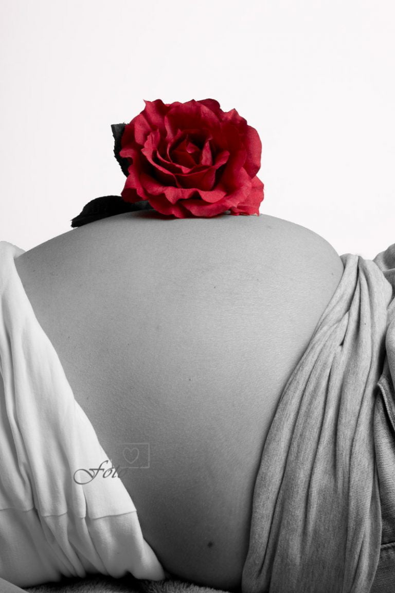 Zwangerschapsfotografie roos zwart-wit