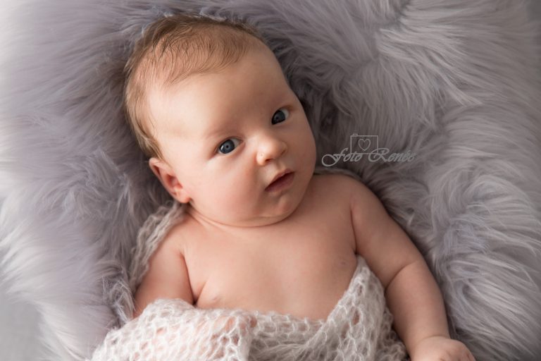 Newborn net wakker op grijze deken