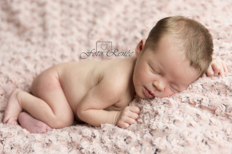 newborn en baby fotografie roze deken in slaap