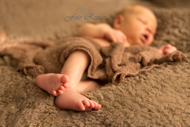 newborn-voetjes-bruin-kleed