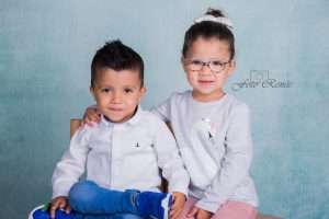 Tweeling jongen/meisje schoolfotografie