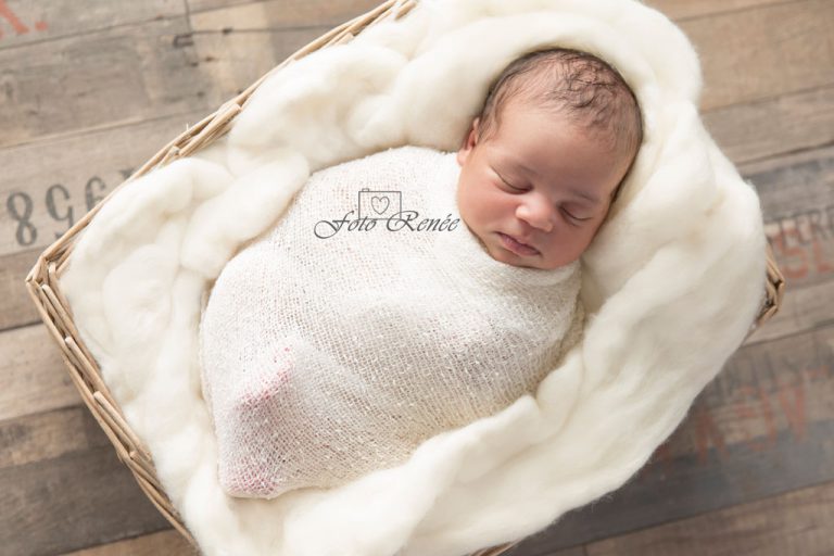 Meisje slaapt in een mandje. Newbornfotografie in Bleiswijk