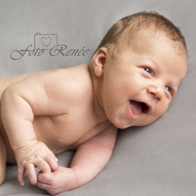 baby Gouda blij met borstvoeding