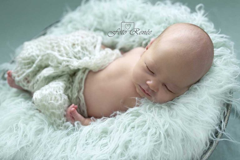 Newborn baby slapend